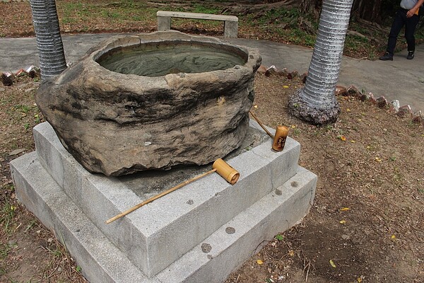 新竹神社第一代手水缽，用途是祭拜前讓信眾可以洗手、漱口。記者張雅婷／攝影 