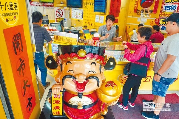 威力彩連44槓，台彩表示頭獎金額上看11.6億元，民眾前往彩券行試試手氣。（中央社）
