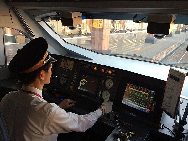 台鐵列車駕駛室，圖非當事人車。圖／台鐵提供