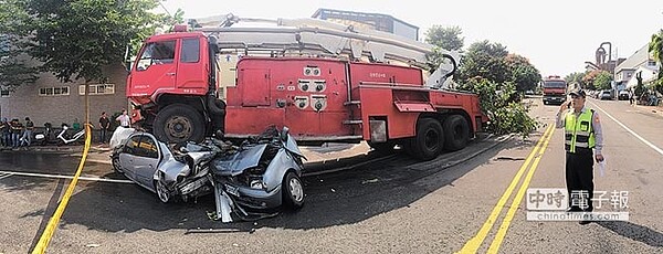 南投市再度發生連環車禍，由楊姓司機駕駛的報廢消防雲梯車，24日上午10時10分行經南投市成功三路時，疑因煞車失靈，撞上路邊停放的小客車，其中2輛卡在車底，推行將近200公尺成為廢鐵。（廖志晃攝）
