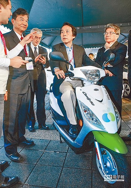 台北市副市長林欽榮帶領廠商與城市代表,一同體驗啟用的租借電動車與電動機車。(鄭任南攝)