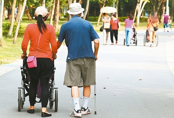 老人福利推動聯盟調查認為,長照ABC設計錯誤,使民眾拿到服務的時間被拉長。 圖/聯合報系資料照片