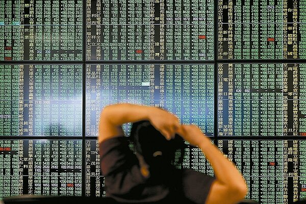 美國道瓊狂瀉600多點,台股今天開盤一分鐘仍重挫逾280點,盤中一度摜破9500點,創下20個月來新低。 記者高彬原/攝影