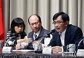 鹿潔身一度現身政院　吳宏謀接「神秘紙條」宣布准辭