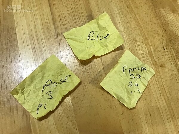 印度男子在問問題之前先寫下答案,沒想到與曾姓男子回答的內容完全一樣。(圖/記者王薀琁攝)