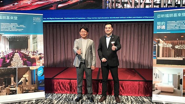 左為亞昕建設董事長姚連地。 記者游智文/攝影