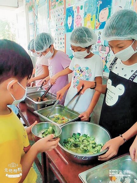 雲林縣府每日採購7噸给國中小加菜。（周麗蘭翻攝）
