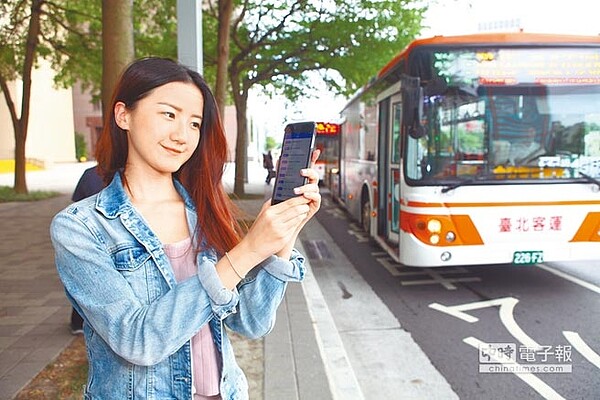 台北市境內通勤專車開放用雙北1280元定期票預購，與信用卡預購合計20人以上就會開通路線。（張立勳攝）