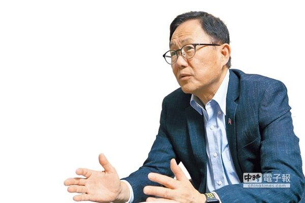 國民黨台北市長候選人丁守中專訪進一步承諾，如果當選市長，台北市將扮演台灣領頭羊。 （張鎧乙攝）