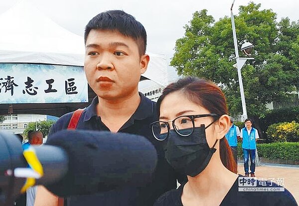 朱永照大女兒朱育萱（右）與男友李昕航將在靈堂前交換戒指，完成爸爸遺願。（莊哲權攝）
