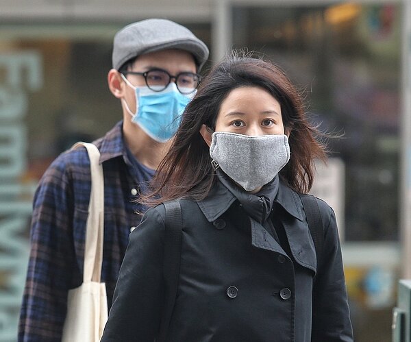 許多民眾平時把口罩戴得緊緊,但醫師警告,有太多民眾「省過頭」,喜歡一只口罩戴一天,或是沒有破損連續戴上幾個月的都有,建議口罩沾到唾液或是打噴嚏後就得換。圖/報系資料照