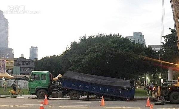 北市林森北路地層下陷，導致聯結車後輪卡在坑洞中。圖／網友李征烈提供
