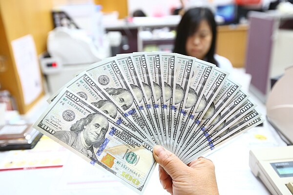 新台幣今日午盤以31.001元兌1美元,貶值0.5分暫收。 聯合報系資料照/記者陳柏亨攝影