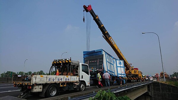 彭姓司機駕駛的大貨車，摔落在中山高邊坡旁橋下3米深大排，今天上午才用吊車吊起。記者卜敏正／攝影 