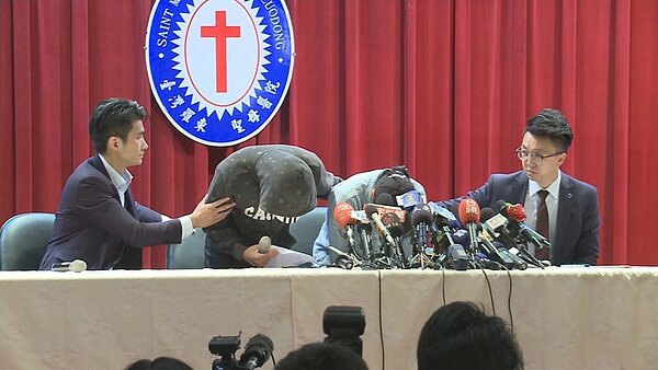 台鐵普悠瑪司機尤振仲兒女在律師陪同下,代表父親向社會大眾鞠躬道歉。記者顏凱勗/攝影