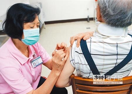 今年四價自費疫苗大缺貨,圖為民眾前往接種站接受公費流感疫苗施打。(趙雙傑攝)