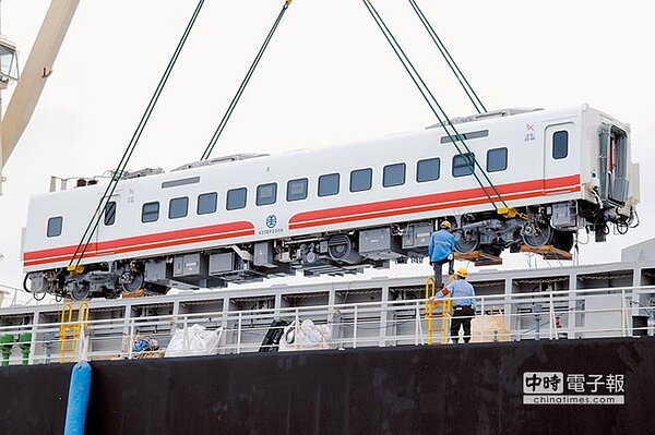 知情人士爆料,台鐵早知普悠瑪上路後軌道變形加速,歷任局長都該負責。圖為2013年普悠瑪車廂自基隆港卸下。(本報資料照片)