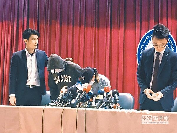 普悠瑪司機尤振仲的兒子（左二）、女兒（右二），26日代父召開記者會宣讀聲明稿，女兒剛念沒多久情緒崩潰痛哭，後由律師代宣讀，尤振仲向罹難者及其家屬、乘客致歉。（胡健森攝）
