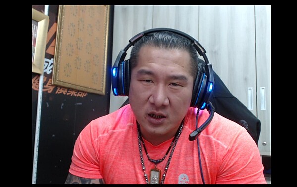 館長陳之漢最近走訪台灣「襪子之鄉」彰化社頭,他心疼社頭的居民並強調自己要代表社頭鄉業者發聲。圖擷自金剛直播