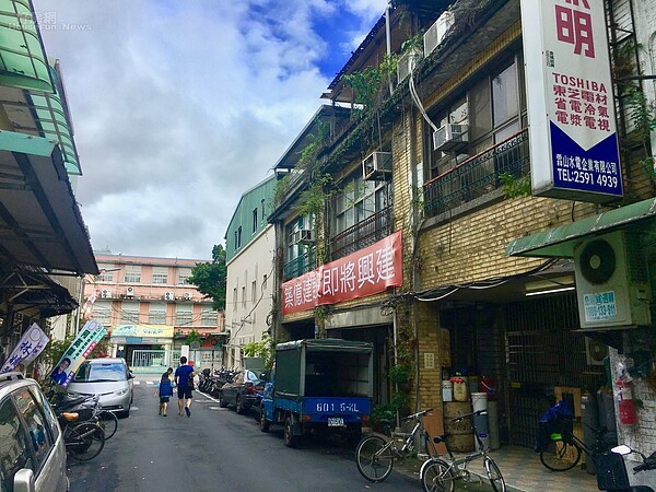 都更是一條漫長的路。此為大同區蘭州國中附近準備都更的老宅。   好房網News記者楊欽亮 / 攝