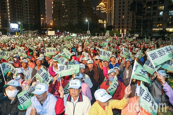 民進黨台中市長候選人林佳龍在台中首場造勢晚會，吸引了將近三萬名民眾到場支持。記者黃仲裕／攝影 