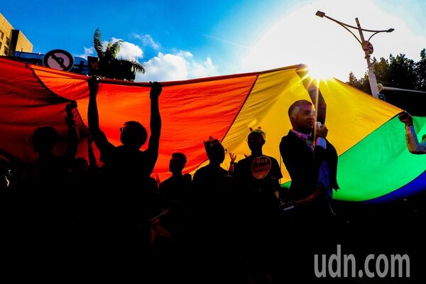 第16屆台灣同志遊行下午於凱道登場，民眾帶著彩虹旗來表達支持。記者葉信菉／攝影 