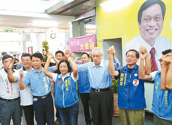 吳敦義（右三）昨下午到屏東縣長候選人蘇清泉（右二）競選總部，為候選人加油打氣。 記者潘欣中／攝影