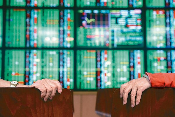 全球股災頻傳，投資人如何趨吉避凶？銀行理專認為在市場穩定前應把握「現金為王」概念。 圖／聯合報系資料照片