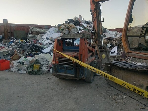 出事的山貓機具,現場已拉起封鎖線採證。記者巫鴻瑋/翻攝