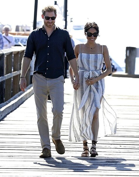 梅根穿永續品牌Reformation長洋裝相當顯瘦。圖/美聯社