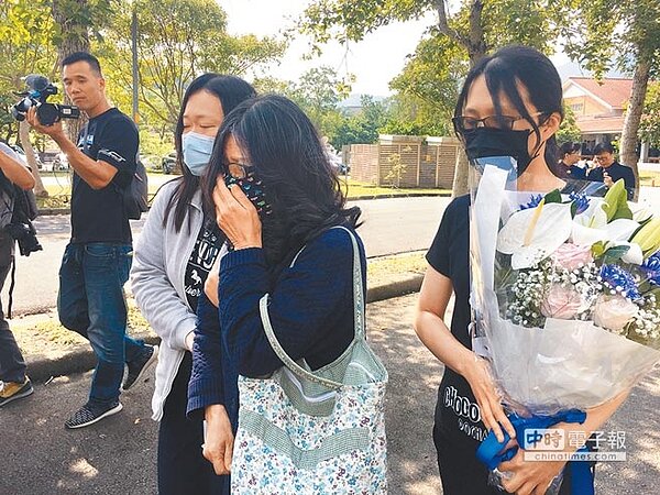 27日是普悠瑪罹難者「頭七」，也是卑南國中老師張加穎告別式，跟隨在愛女棺木後方送行的張母（中），不捨掩面痛哭。（胡健森攝）