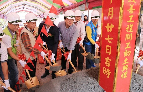 基隆市長林右昌和台水董事長郭俊銘、立委蔡適應,今天啟動幸福華城社區高地供水改善工程。記者游明煌/翻攝