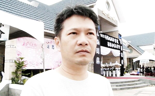 罹難者之一的卑南國中女學生姜翁曼文的父親說，他傾向認為「這是制度上的問題，台鐵在作業上，整體疏失可能比較大」。記者羅紹平／攝影