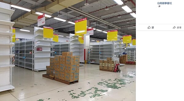 大潤發台南安平店月底熄燈,全館七折貨架被掃空。圖/臉書台南諸事會社