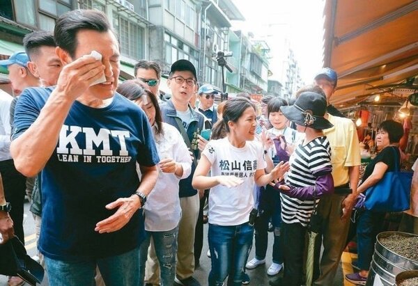 前總統馬英九（左一）日前陪同國民黨台北市議員參選人徐巧芯（左三）掃街拜票，天氣炎熱、頻頻拭汗。 圖／報系資料照片
