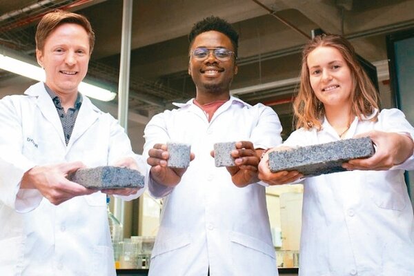 開普敦大學研究團隊利用人類尿液混合沙子製成生物磚，能讓建築越老越堅固。 開普敦大學／提供