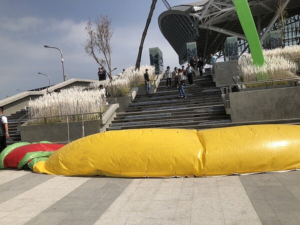 蔡英文總統今天到台中主持鐵路高架和捷運化工程啟用典禮,原本的迎賓充氣牌樓還好好的,總統要離開馬上塌。記者游振昇/攝影