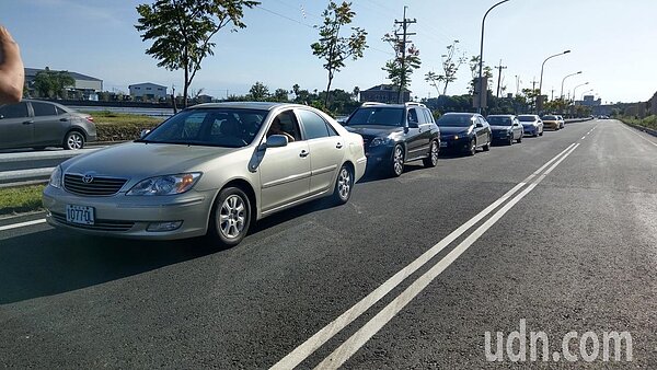 國5宜四匝道今天下午通車前,用路人迫不及待排隊,想要從宜四匝道上頭城交流道。記者戴永華/攝影