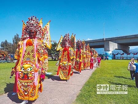 「2018新北市蘆洲神將文化祭」於微風運河舉行，百尊神將帶隊自蘆洲區公所出發，以嘉年華遊行隊伍的形式展開精彩活動。（高彥哲攝） 