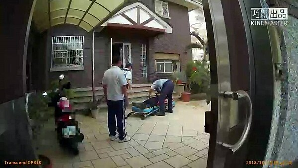 蘇家老父身中五刀倒臥家中沙發,警消人員到場時生命跡象微弱。記者徐白櫻/翻攝