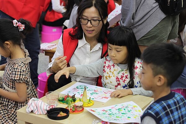 保母藝術館讓孩子發揮創意把蔬菜變成創作材料。記者徐庭揚/攝影