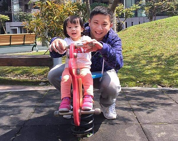 有巢氏房屋新店中央央北加盟店店東葉振宇,選擇為女兒創業打拼,要給女兒更好的學習環境與未來。(葉振宇提供)