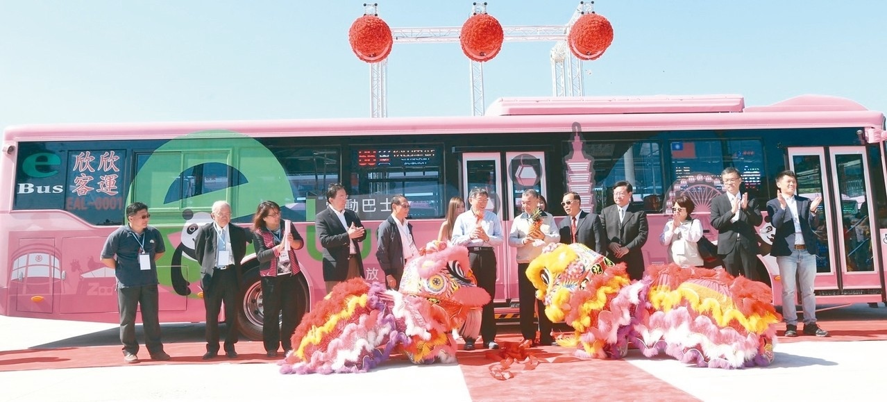 台北市首批12輛66路電動公車上路，今明兩天免費試乘。記者邱瓊玉／攝影