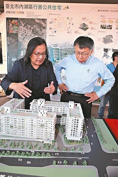 台北市長柯文哲(右)的「4年1.2萬戶」公宅支票恐面臨再度跳票窘境。對於公宅進度,北市都發局長林洲民昨說,目前都已上網,再看民間廠商投標結果。 圖/北市府提供