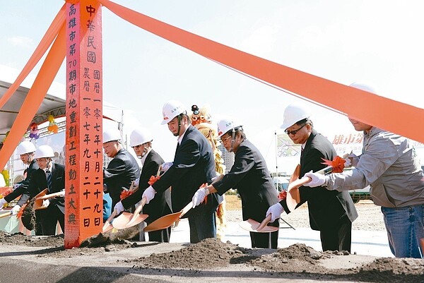 高雄公辦第70期市地重劃區昨天動土,高雄市長許立明(右四)和各界代表持鏟。 記者謝梅芬/攝影