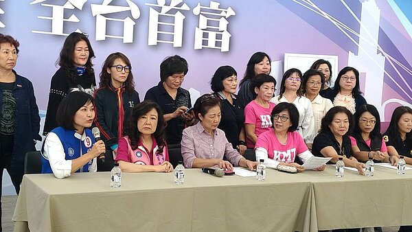 綠委邱議瑩批韓國瑜「陪睡」說惹議，當天聽到韓國瑜談話的高雄市婦女會今出面還原談話經過，質疑邱議瑩根本是加油添醋、斷章取義。記者蔡孟妤／攝影