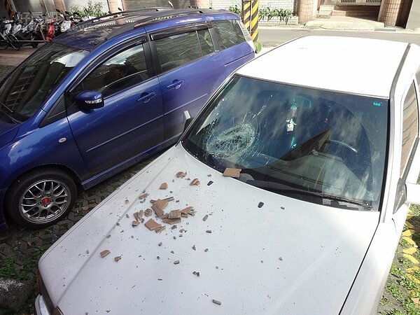 外牆剝落砸傷車 (圖/新北市政府提供)