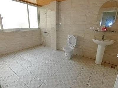 一名房仲業者分享了一間透天厝的衛浴照，約3坪大的寬敞空間讓馬桶都顯得渺小，吸引許多網友討論。圖截自台中房地產討論區