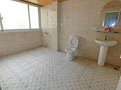 擺得下一個游泳池　台中透天厝超寬敞浴室引熱議