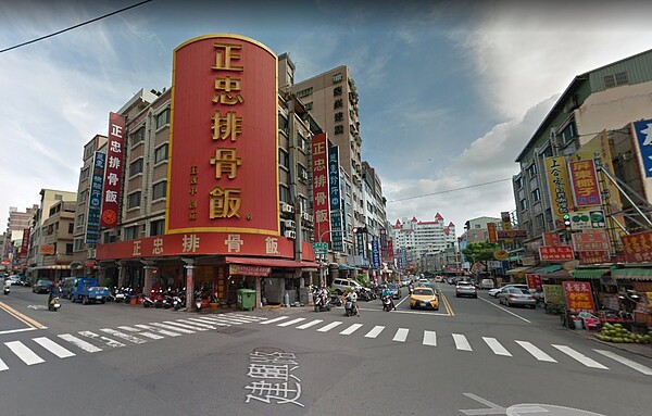 位於高雄市三民區尖美商圈旁的公寓,屋齡34年,坪數35.76,是個3房1廳2衛浴的格局。圖為尖美商圈周邊,擷取自Google Map